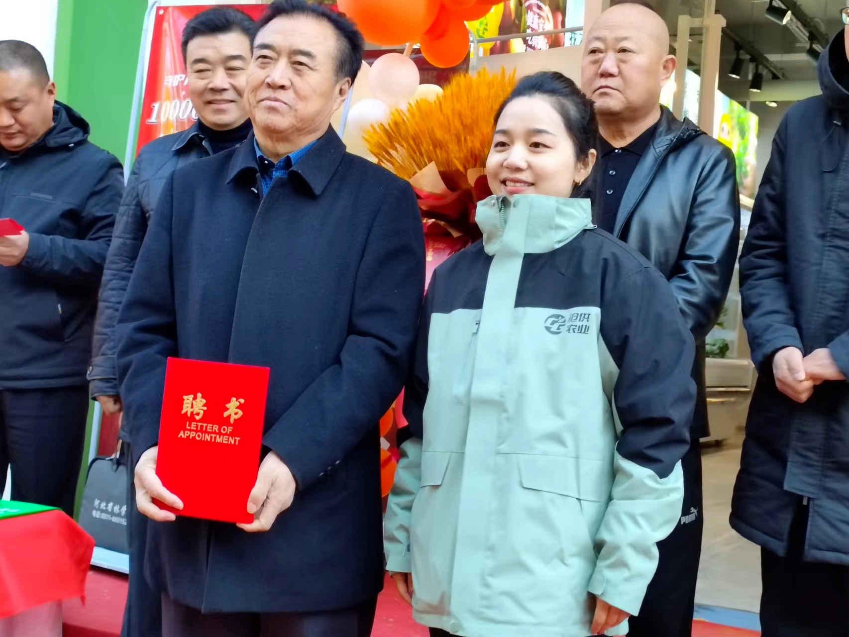 颁发聘书。
